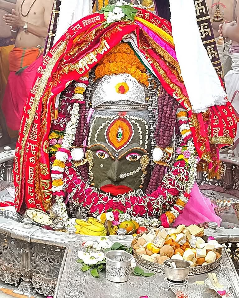 🙏🌹 *Jai Shree Mahakal*🌹🙏
*श्री महाकालेश्वर ज्योतिर्लिंग का भस्म आरती शृंगार दर्शन*
*04-04-2025 कण-कण में महादेव*💕
