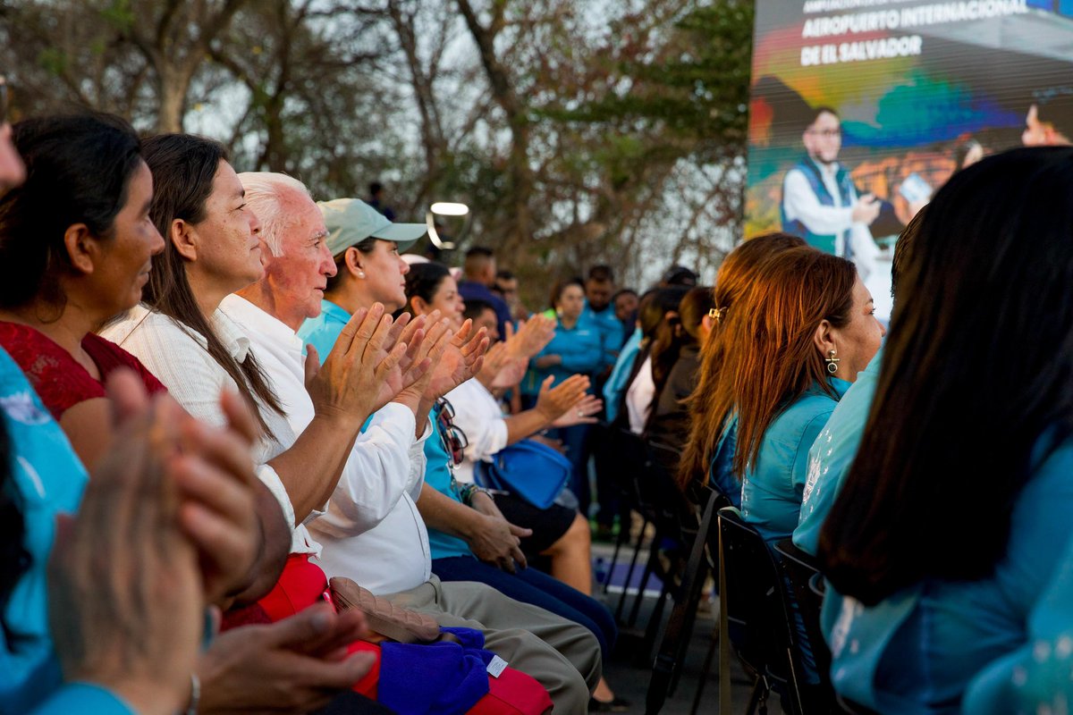 "Estamos en Jucuarán pero #SurfCity2 beneficia a muchas comunidades, a muchos distritos y a muchos municipios e incluso a dos departamentos distintos: San Miguel y Usulután. De hecho, una vez terminado el nuevo Aeropuerto del Pacífico se va a poder conectar con todas estas playas