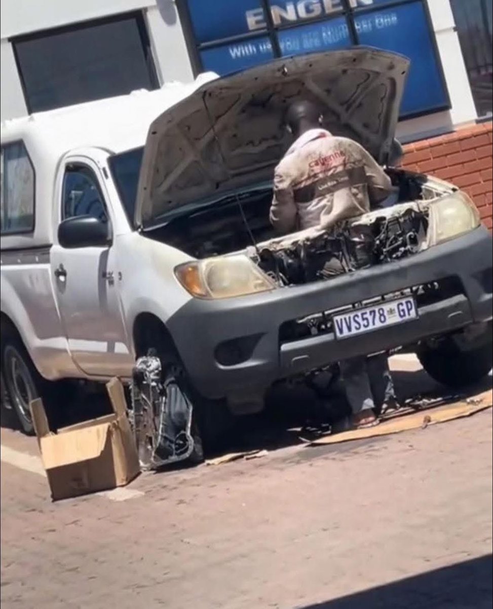 عشان تصلح المكنة لازم تفكر زي المكنة ، تفهم المكنة ، لازم تبقى المكنة