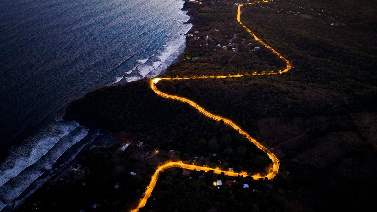 "Las comunidades de las 11 playas por las que pasa esta carretera serán beneficiadas no solo por el turismo, sino también por la conectividad. Ahora pueden salir en sus vehículos, si hay una persona enferma, la pueden llevar a recibir atención de forma rápida, no tienen que ir en