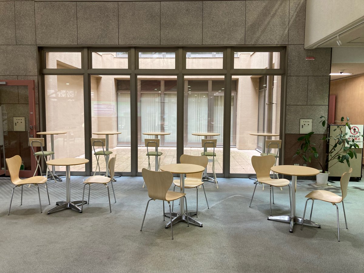 iwate_u_library's tweet image. 授業開始を控え、図書館では皆さんをお迎えする準備をしています。目玉は１階カフェコーナーのリニューアル。巨大な石像にはお引越ししていただき、飲食スペースを拡大しました。もう少しすると桜も咲き始め、絶好の花見スポットになりますよ。

※石像移設にご尽力くださった皆様に御礼申し上げます