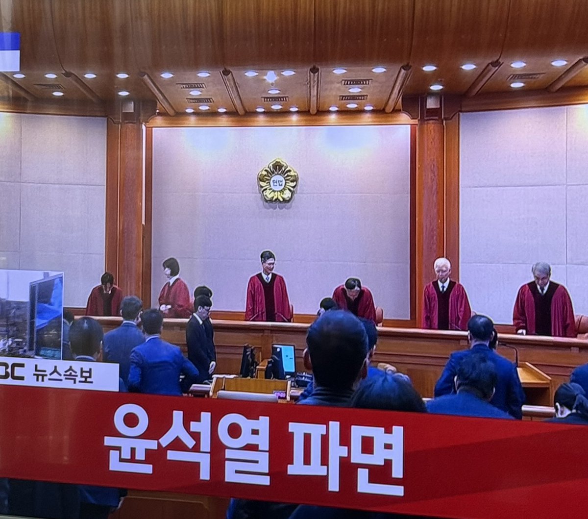 DobbyIsfree72's tweet photo. #korea #seoul #Democracy#People want it. https://t.co/6JfZQQpAkT