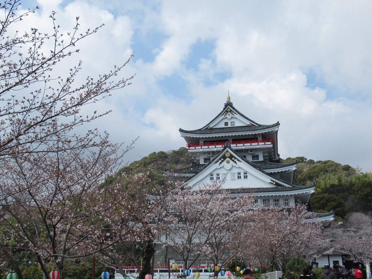 AtamiCastle's tweet image. 熱海城さくら開花状況です。本日お城の前は満開です。庭園は手前ほぼ満開、奥は3分咲きです。桜まつりも6日で終了の為、 夜桜営業は庭園の桜がなかなか咲きませんが明日1日だけでも夜桜営業を行います。#熱海城 #熱海 #開花 #桜 #さくら #夜桜 #ソメイヨシノ #夜桜 #Atami #SAKURA #Atamicastle1570