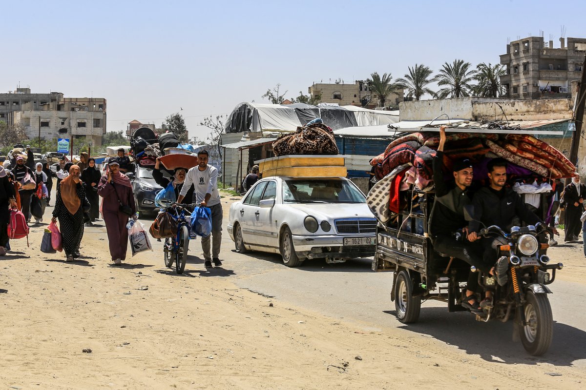 Ekmek yok su yok sığınacak güvenli bir yapı yok.
Soykırım var zulüm var Dünyanın duyarsızlığı var.
Kahrolasın israil    #NoFlourinGaza