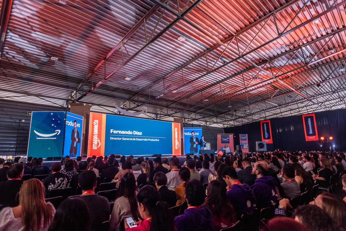 AmazonMexPolicy's tweet image. Un honor recibir a @fdiazbar en #AmazonConecta, donde anunciamos que las PyMEs mexicanas en nuestra tienda vieron un incremento del 28% en ventas durante 2024. ¡Nos entusiasma seguir trabajando con @SE_mx para ayudar a los emprendedores a crecer con el comercio electrónico!