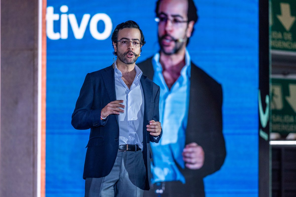 AmazonMexPolicy's tweet image. Un honor recibir a @fdiazbar en #AmazonConecta, donde anunciamos que las PyMEs mexicanas en nuestra tienda vieron un incremento del 28% en ventas durante 2024. ¡Nos entusiasma seguir trabajando con @SE_mx para ayudar a los emprendedores a crecer con el comercio electrónico!