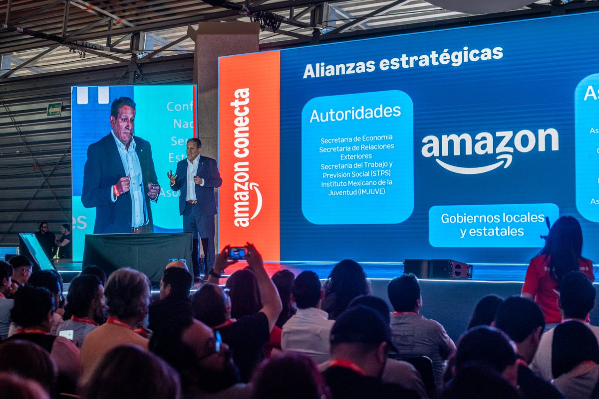 AmazonMexPolicy's tweet image. Un honor recibir a @fdiazbar en #AmazonConecta, donde anunciamos que las PyMEs mexicanas en nuestra tienda vieron un incremento del 28% en ventas durante 2024. ¡Nos entusiasma seguir trabajando con @SE_mx para ayudar a los emprendedores a crecer con el comercio electrónico!