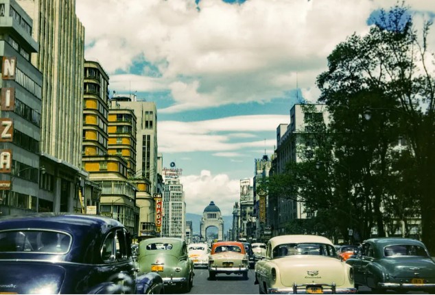 Avenida Juárez en 1952.
Smith Colletion.