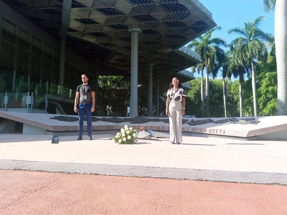 cimex_cuba's tweet photo. 📆 En la mañana de hoy, jóvenes representantes de la División de Servicios Sierra Maestra y el Edificio Sierra Maestra de la Corporación Cimex rindieron tributo a los héroes y mártires de la Revolución Cubana.

🥳 Desde ya estamos celebrando el #63UJC‼️

#CimexTeInforma 🗣️ https://t.co/f8fonROIgx