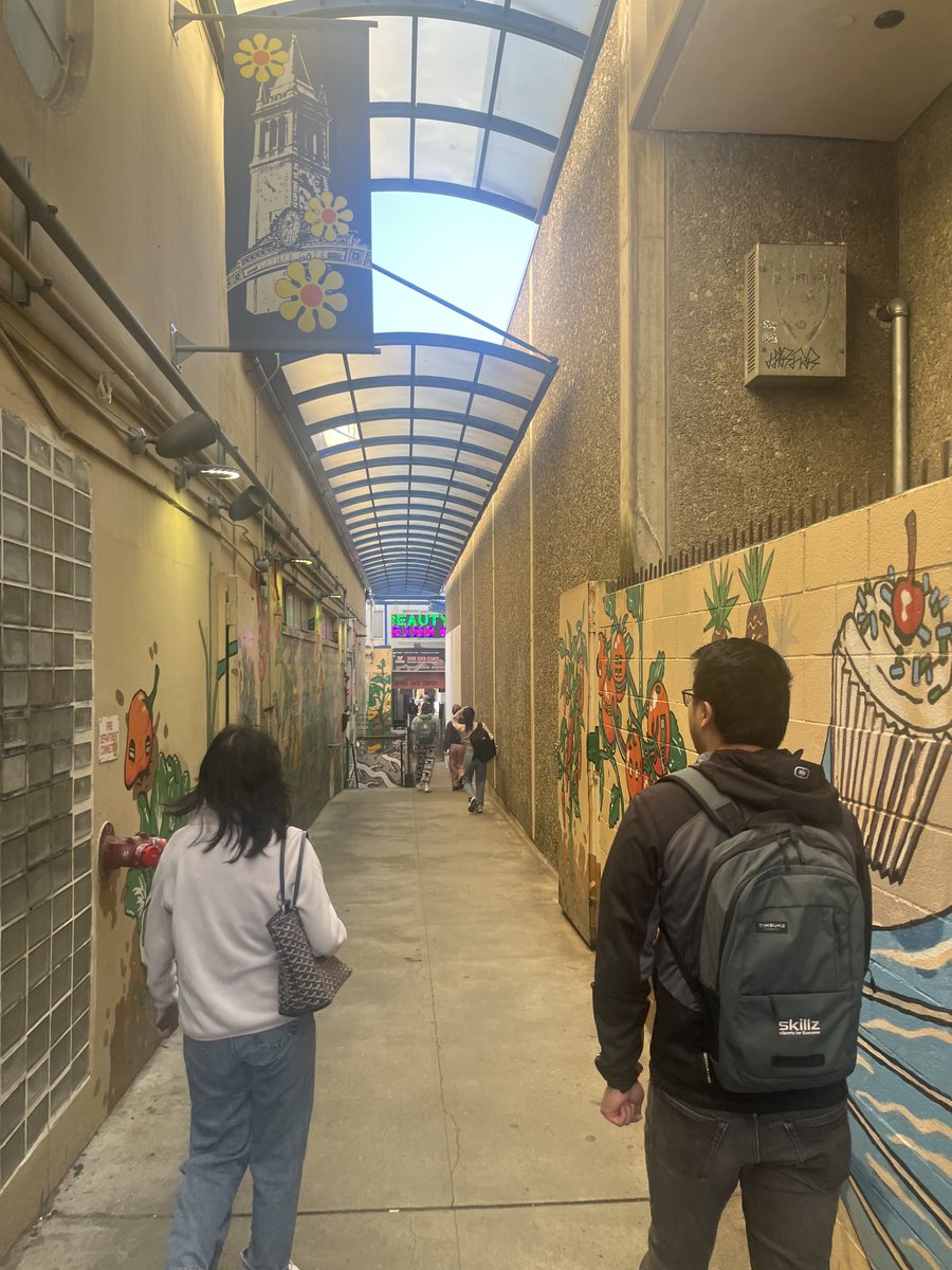 runboli's tweet image. Yesterday I visited UC Berkeley for the first time.
First time on the other side of a job fair.
Less nerve-wracking. A lot of students were nervous, like I used to be.
After, we followed @Kathrynwu088 to get tofu soup in an alley.
I think I would&apos;ve liked going here.