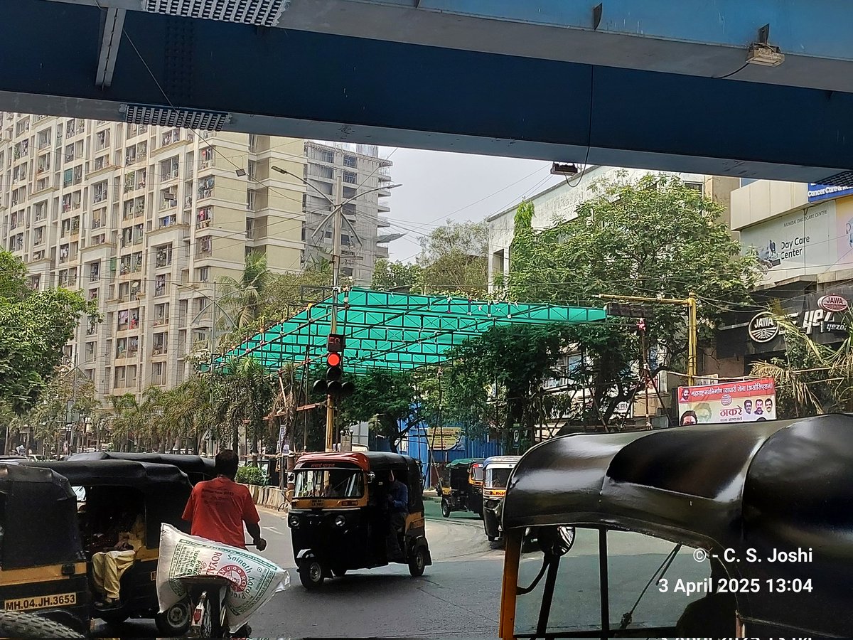 joshics's tweet image. A very big thank you to @TMCaTweetAway and @ThaneCityPolice for coming up this innovative solution to beat the direct sunlight coming on vehicles waiting at the signal 🙏🏼🙏🏼🙏🏼.
May be other cities in Maharashtra can follow this low cost technique as well.