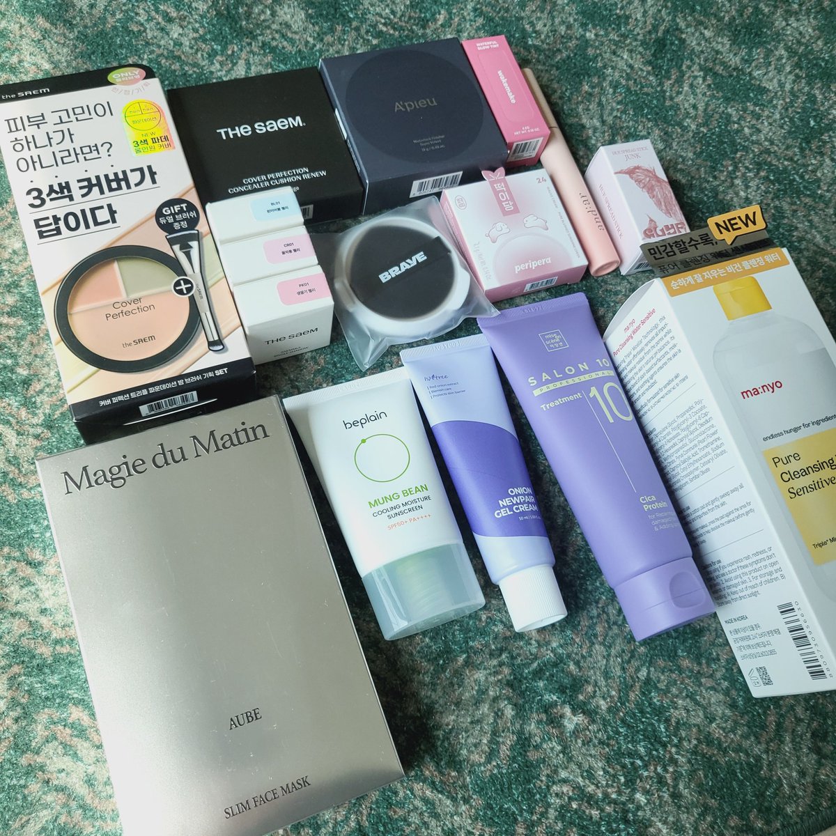 #RT이벤트 정말 너무 행복하고 기쁜 날이에요!!!🥳

팔로 안하셔도 되고 알티만 하시면 한분께 사진에 있는 화장품 전부 드려요!