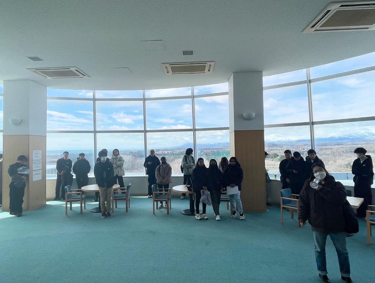 海溝地震及びその津波の避難訓練を行いました💪

学内放送に従って、地震発生時の行動をとり、その後5階の交流ラウンジまで避難するという訓練です！

「交流ラウンジは初めて。地震に即発されて樽前山まで噴火するという想定までは、これまで考えたことがなかった」といった声が聞かれました🍀