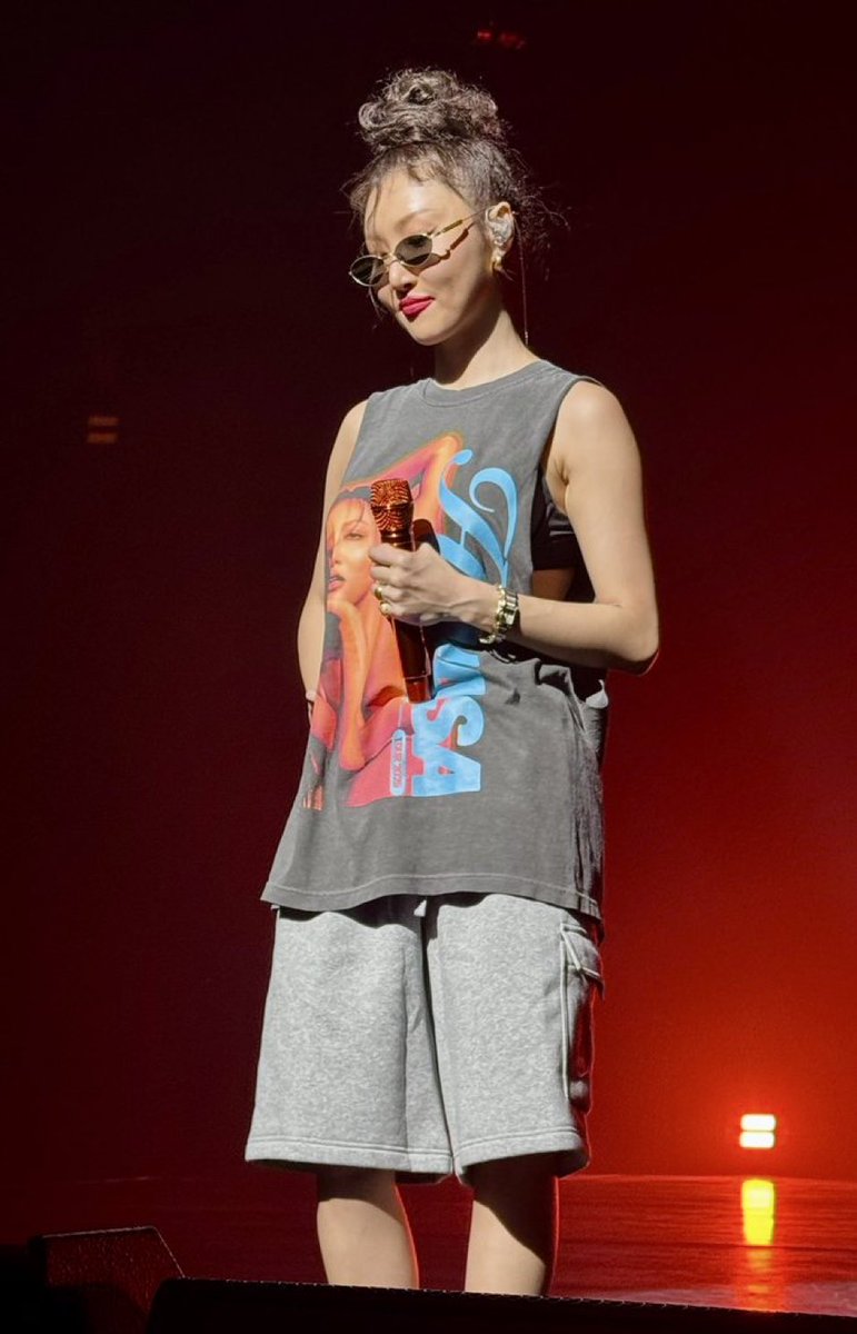 JerryHeaven95's tweet image. Not her wearing this and singing “Lunch” 😭 

#HWASA_Twits_NA #HWASA #HWASAinChicago #화사