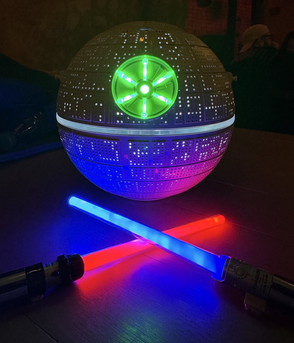 ByBlakeWilliams's tweet photo. Happy #SeasonOfTheForce https://t.co/19kd39XHHJ