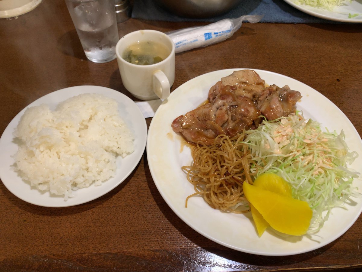 4Gwyg's tweet photo. 最近食べたもの

肉ニラ炒め定食

豚の照り焼きランチ

豪華刺し身盛り合わせ https://t.co/hD4jiyEY6o
