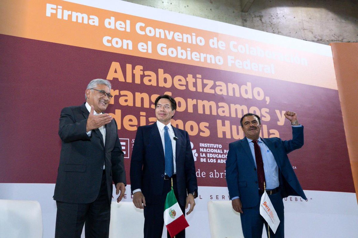 El #SNTE contribuirá a erradicar el analfabetismo en México. Su Srio. Gral., Mtro. Alfonso Cepeda Salas, firmó un convenio de colaboración con el Dir. del <a href="/INEAmx/">INEA</a>, <a href="/ArmandoContCast/">ARMANDO CONTRERAS CASTILLO</a>, y el titular de <a href="/SEP_mx/">SEP México</a>, <a href="/mario_delgado/">Mario Delgado</a>, para lograr el propósito. #AlfabetizandoDejaremosHuella.