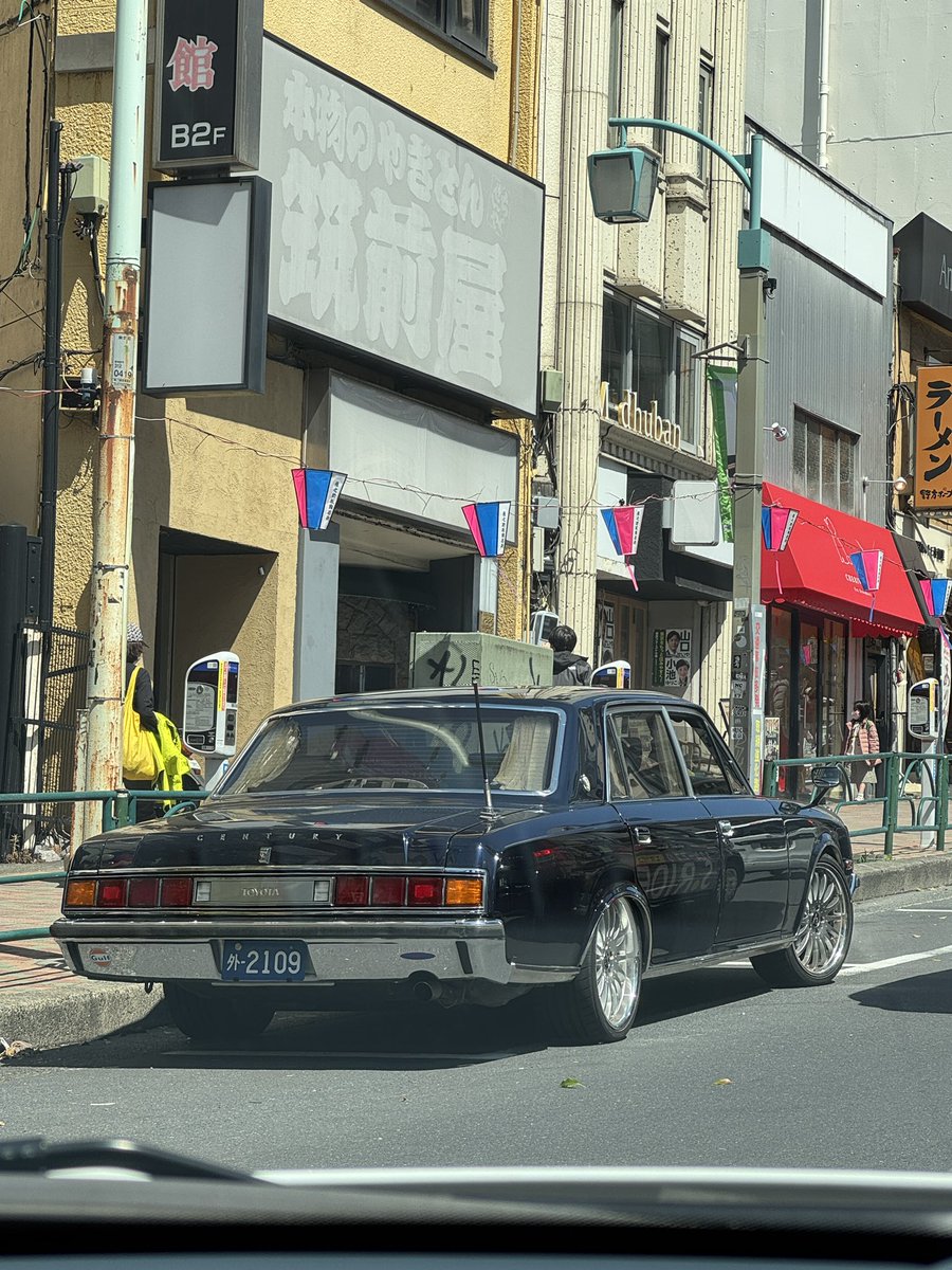 外交官ナンバーでカールソン履かせてるセンチュリーやばすぎwww