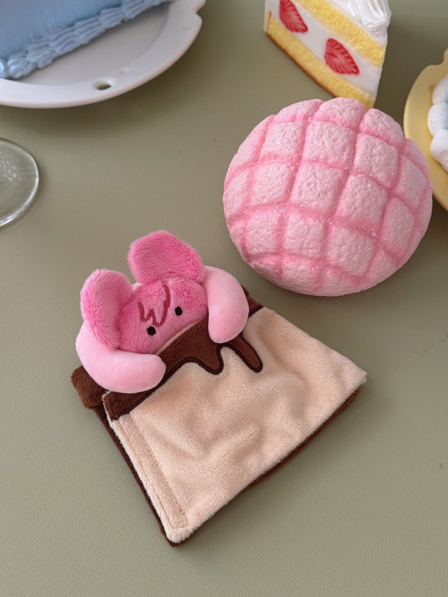 그래도 오늘 이벤트는 해야죠...!! 
RT해주신 분들 중 세분을 뽑아 
신상 라인들을 포함해 10만원 상당의 제품을을 보내드립니다!!!!!!! 🔥🔥🔥🔥🔥