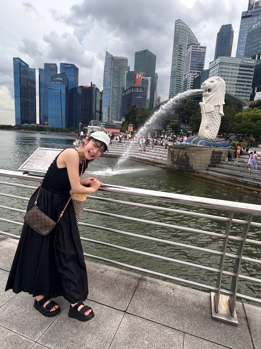 megumi_okada04's tweet image. 23歳になりました。
絶賛新人研修中です。大学生で少し大人になったつもりでいたけど、まだまだゆるくて足りないことだらけだなと実感してます。
気を引き締めてがんばります！

写真は卒業旅行でシンガポール行った時のです。初めての海外で特にゆるんでます笑

二の腕のむちむち、みんな好きでしょ笑