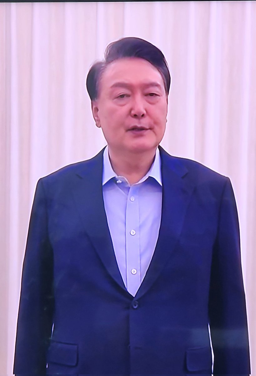 윤석열
대한민국 20대 대통령
헌법 재판소
8대0 으로 파면
국회탄핵 111일만에 만장일치로
파면을 선고
했습니다
한국 민주주의의
승리입니다
60일 이내에
새 대통령을 선출하고 새
정부를 구성
합니다