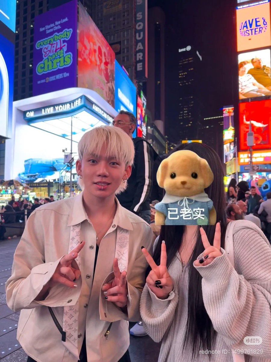 a fan took photos with hyunsuk at nyc 😭 #최현석 

op said that when she recognized him, she was just going to say hi and leave just to let him know they have fans there but suk seemed happy talking to another fan even saying “u know me?!” and took photos, so she did too 😭

the