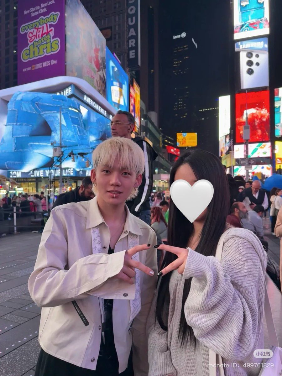 HYUNH4YI's tweet photo. a fan took photos with hyunsuk at nyc 😭 #최현석 

op said that when she recognized him, she was just going to say hi and leave just to let him know they have fans there but suk seemed happy talking to another fan even saying “u know me?!” and took photos, so she did too 😭

the staff around him didn’t shoo her away, they actually filmed it even. hyunsuk saw TREASURE’s video coming out of new york times square too since they’ve been there for quite some time 🥹

pcr. 1cnah