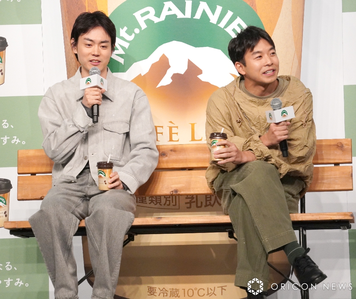 oricon's tweet photo. #菅田将暉 ＆ #仲野太賀
『マウントレーニア』新CM☕
親友同士のアットホームな会見に

菅田将暉の1年前のコメントで
仲野太賀と共演実現❗️
1993年2月生まれ「あとは有村架純ぐらい」
https://t.co/I4BGLnLHga

「そろそろ相撲とか」勝負挑む🔥
https://t.co/P7ocCapaYo

@sudaofficial @mtrainier_jp https://t.co/OjbSxx0eAa