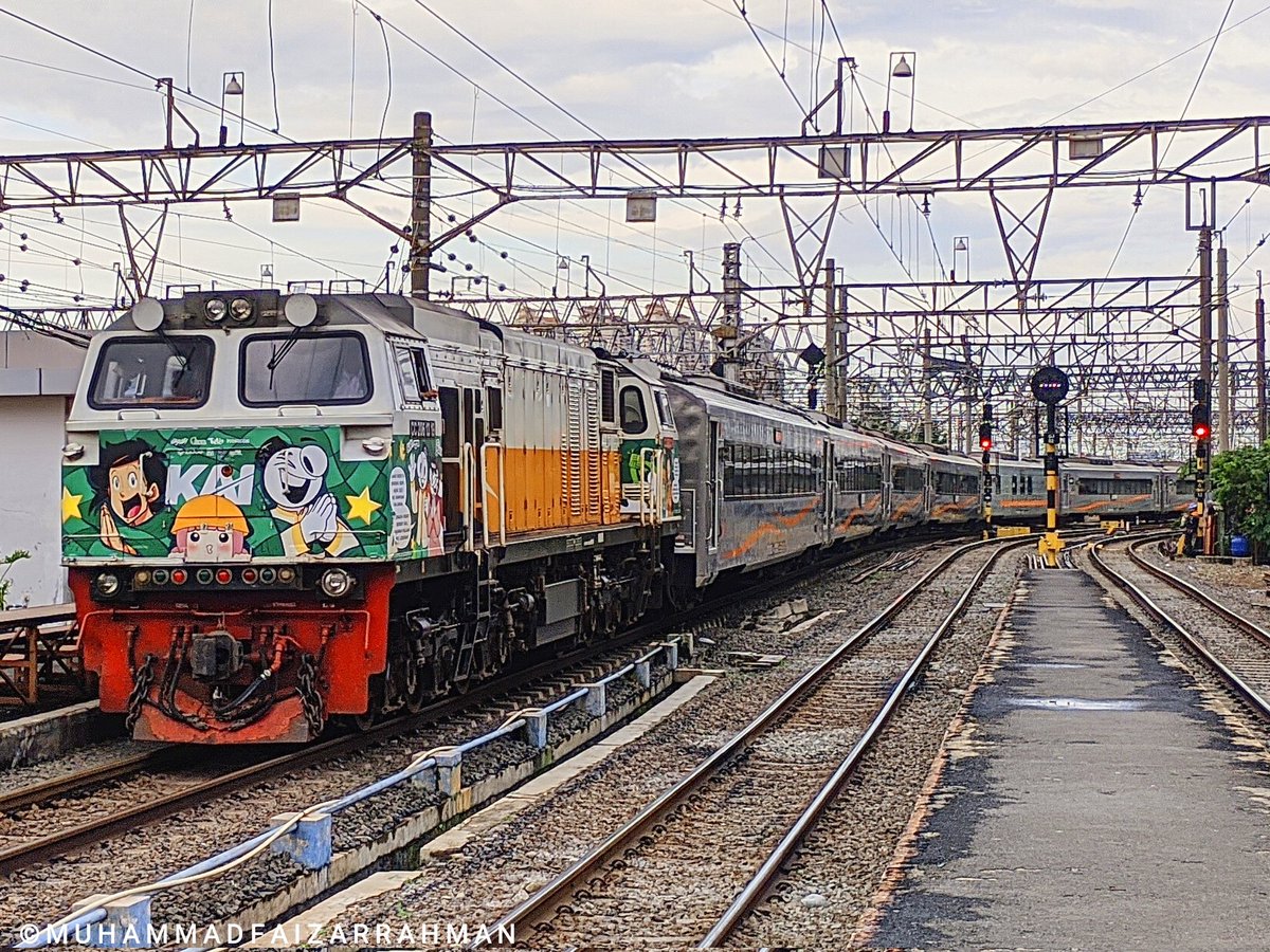 yoasobiloved's tweet photo. Sembrani Dengan Lokomotif Stiker Lebaran.
Inframe : CC 206 13 19 ( 206 19 ) SDT R39 Sembrani.
#fotosepur #keretaapikita #keretaapiindonesia #kai121 #cc206 #kasembrani https://t.co/Bf5GhNg1nA