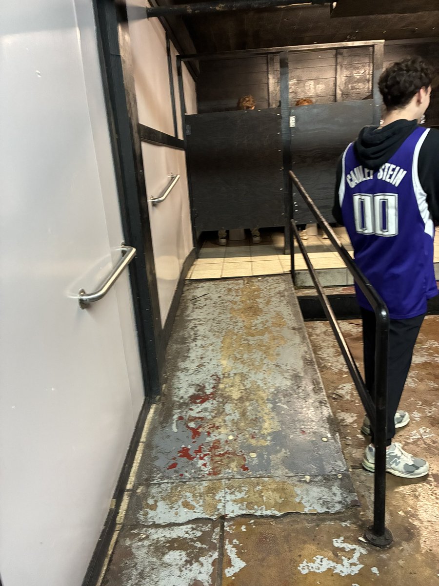 JLebowski_Dude's tweet photo. Ramp to the pisser. Yeah that’ll play. #handicapacccesible https://t.co/v78YrQzTP0