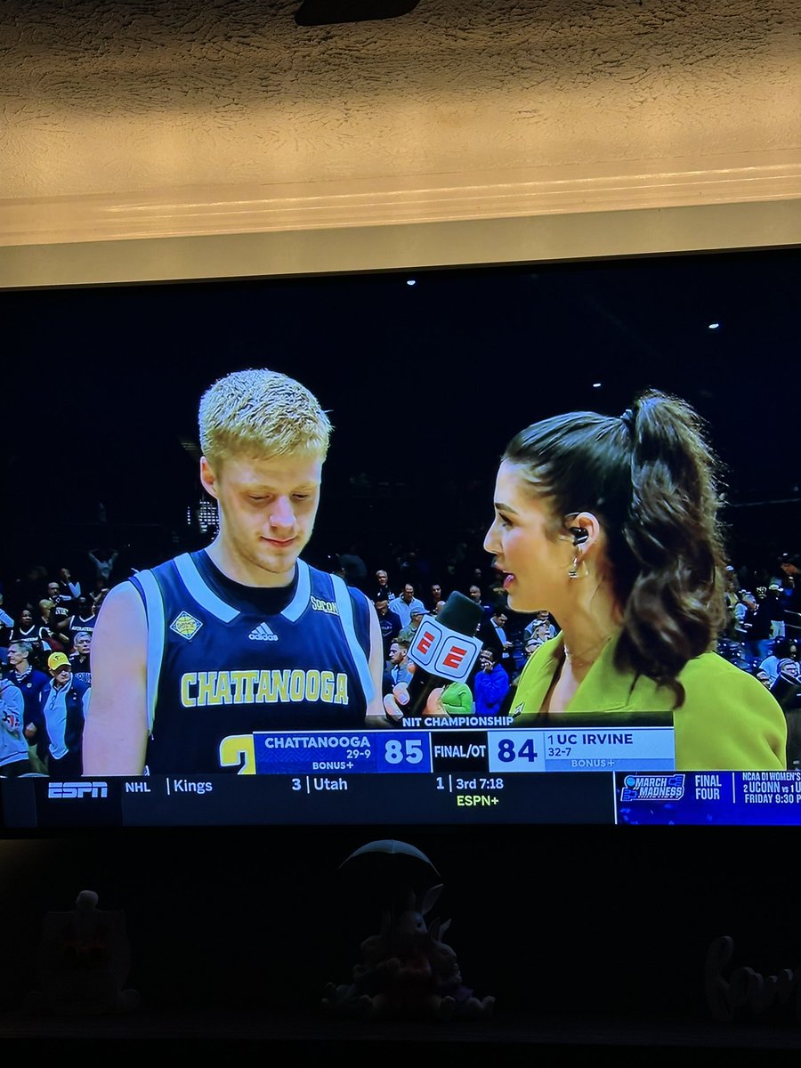 What a way to wrap up his collegiate career !! 🏀🔥👏🏻

<a href="/Gkeez24/">Garrison Keeslar</a> hits a huge shot late that ends up being the game winner to close out a victory for <a href="/GoMocsMBB/">Chattanooga Basketball</a> !! 💥 

They are NIT Champs and finish the season 29-9 ! 

The former <a href="/Green_Bulldogs/">Green Bulldogs</a> standout finished with 14 wins