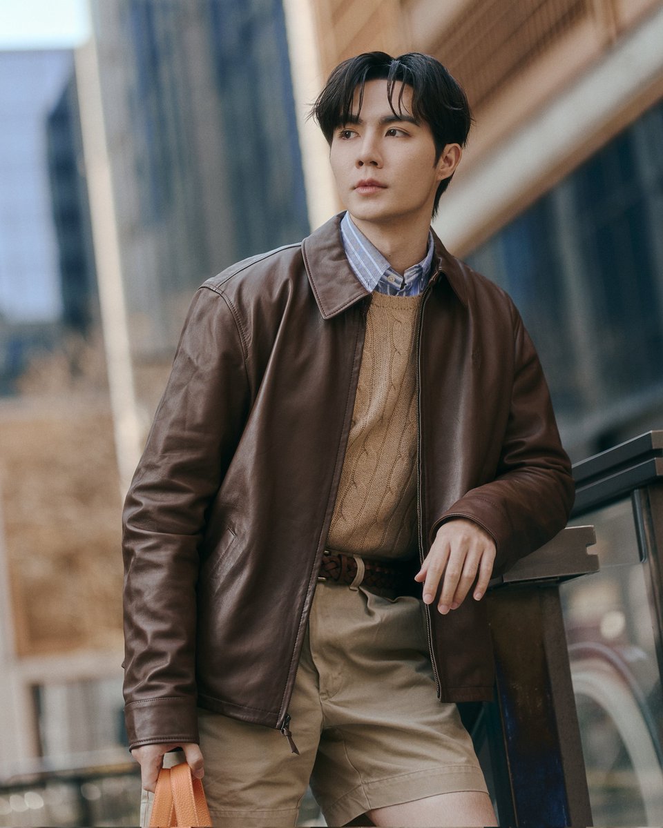 ElleMenThailand's tweet photo. ลุคแรกของ @zee_pruk หยิบเสื้อเชิ้ตออกซ์ฟอร์ดสีฟ้าลายทาง สวมทับด้วยสเวตเตอร์ถักและแจ็กเก็ตหนังสีน้ำตาล แมตช์กับกางเกงขาสั้นและรองเท้าสไตล์แกลดิเอเตอร์ พร้อมด้วยกระเป๋า Polo Play Canvas Tote

#ELLEMENThailand
#RalphLaurenTH #RalphLaurenInShanghai #RLInTheHamptons #zeepruk#fforce_ https://t.co/DHP1ZfAzyC