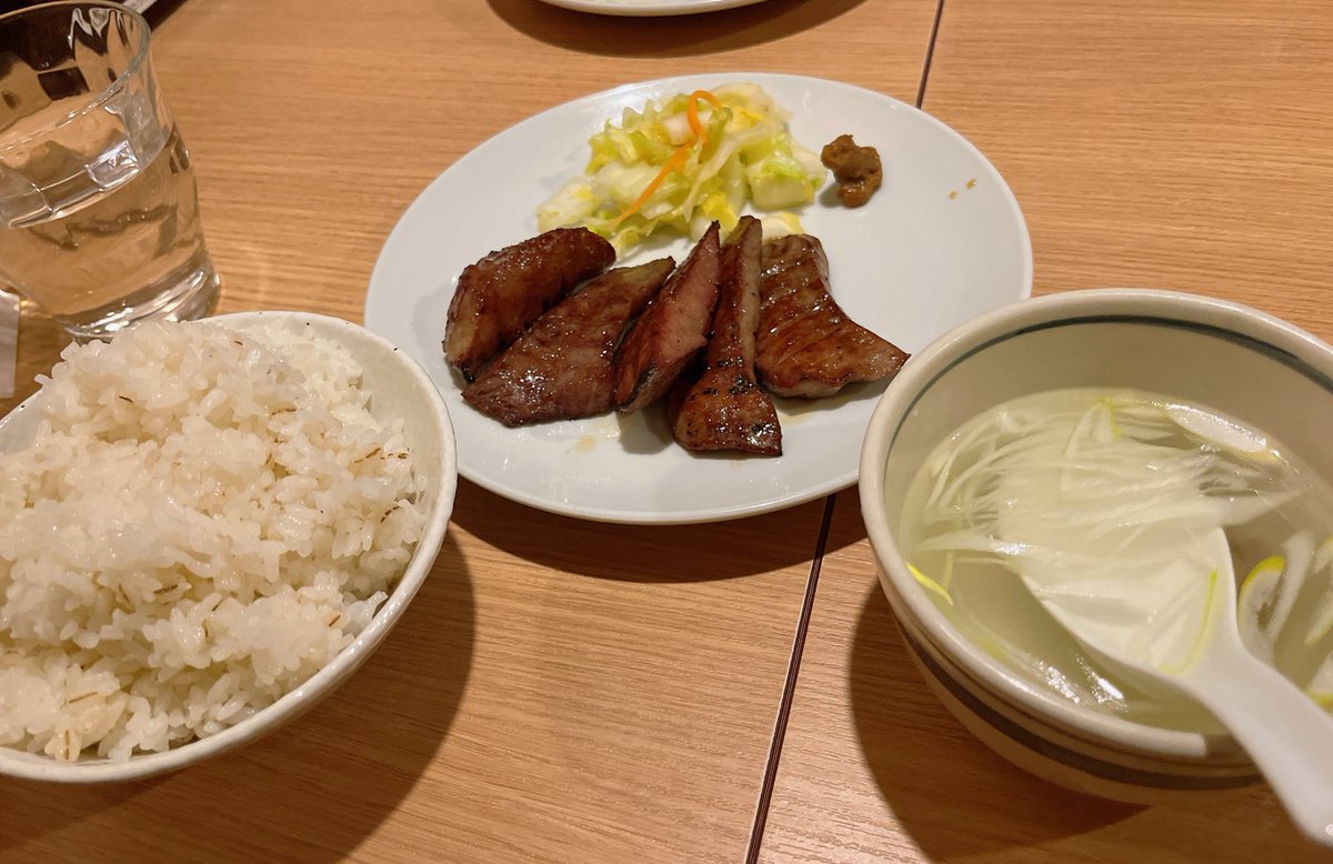 bannbee__'s tweet image. 牛タン閣
飛ぶほどうまい　ご飯大盛りぺろり
うますぎて食べ終わったあと悲しかった
