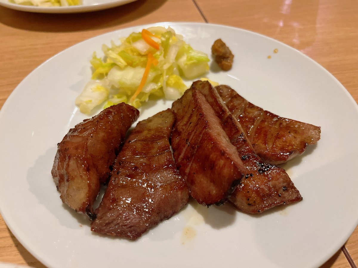 bannbee__'s tweet image. 牛タン閣
飛ぶほどうまい　ご飯大盛りぺろり
うますぎて食べ終わったあと悲しかった