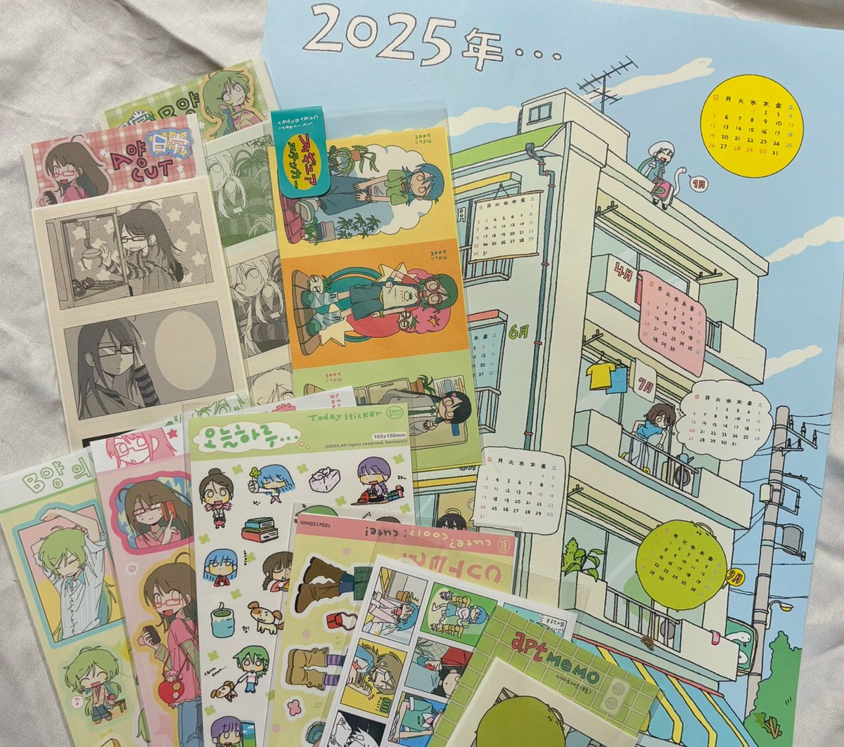 #rt
오늘 2025년 시작이라는 의미로
연력포스터 + 스티커 9종
알티이벤트 엽니다!

4월 4일 기념이라
트위터 4분 인스타 4분 선정해서 
오늘 밤 12시에 추첨 하도록 하겠습니다🤍