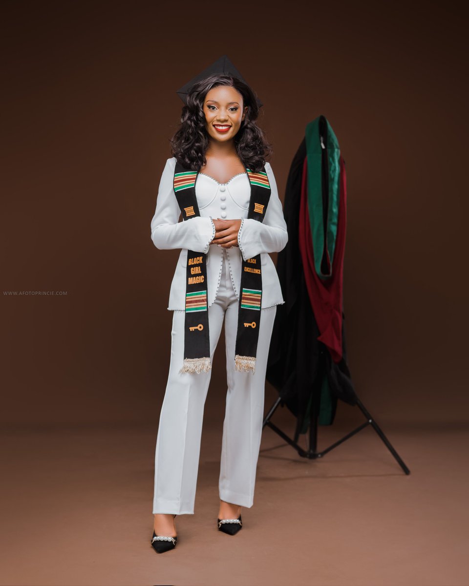 Luckieee4's tweet image. Degree Conferred with DISTINCTION, Bachelor of Arts in Journalism👩🏽🎓❤️