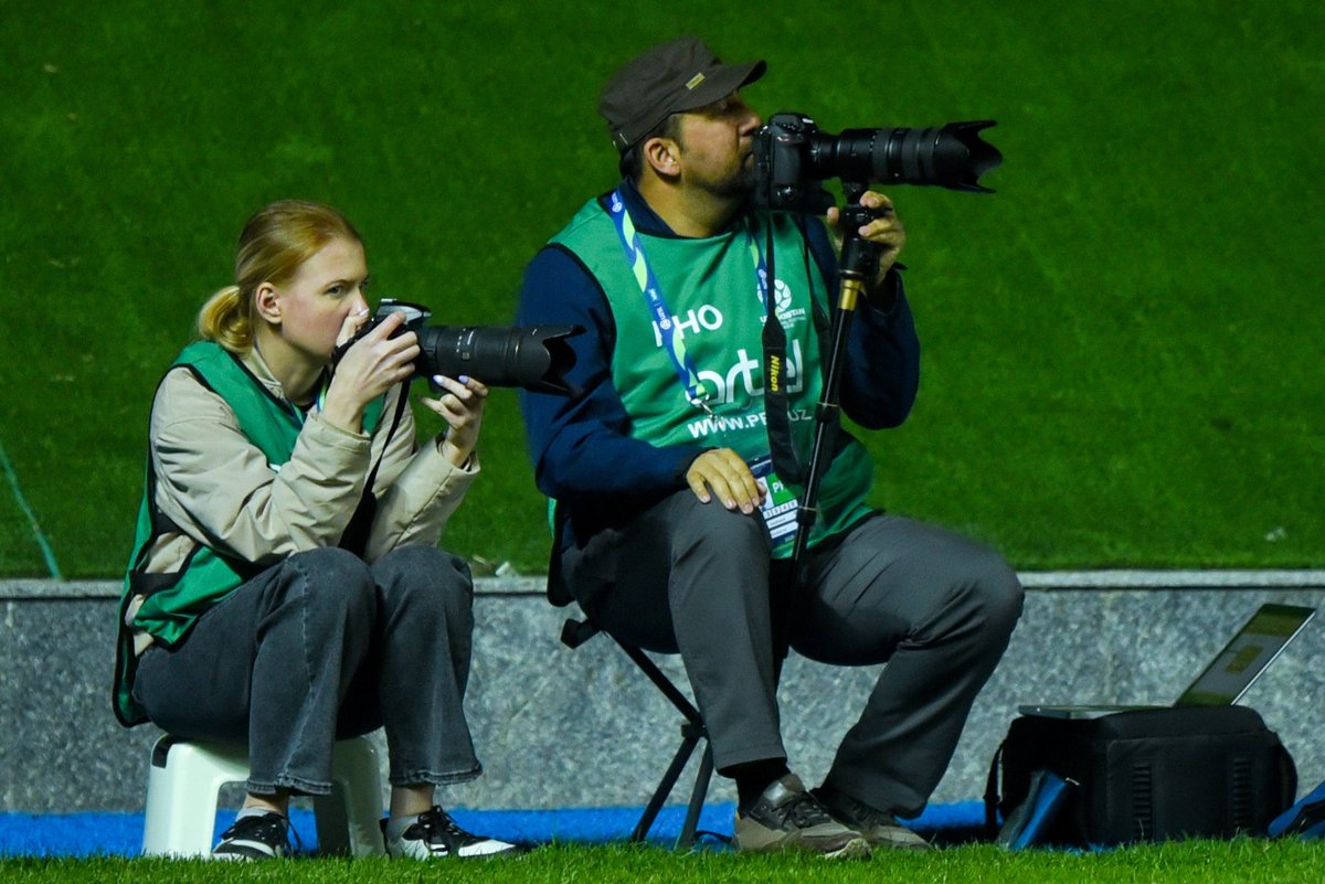 The things that drive me.

Yesterday, we shot a match between Pakhtakor and Mashal FC with my talented deaf student, Mariya Malinovskaya.

This photo was taken by another of my deaf students, <a href="/yusuf_murod/">Murod Yusuf</a> , who is already a professional photographer.