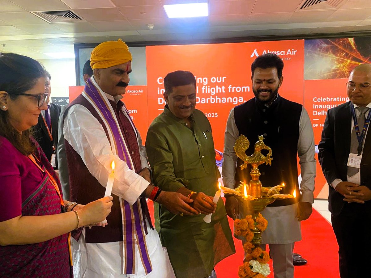 SanjayJhaBihar's tweet image. आज नई दिल्ली से दरभंगा के लिए #AkasaAir की उड़ान सेवा का नई दिल्ली एयरपोर्ट पर आयोजित कार्यक्रम में माननीय केंद्रीय नागरिक उड्डयन मंत्री @RamMNK जी और दरभंगा के सांसद @gopaljeebjp जी के साथ शुभारंभ किया। इस मौके पर @AAI_Official और @AkasaAir  के कई वरीय अधिकारी भी मौजूद थे।

हमें…