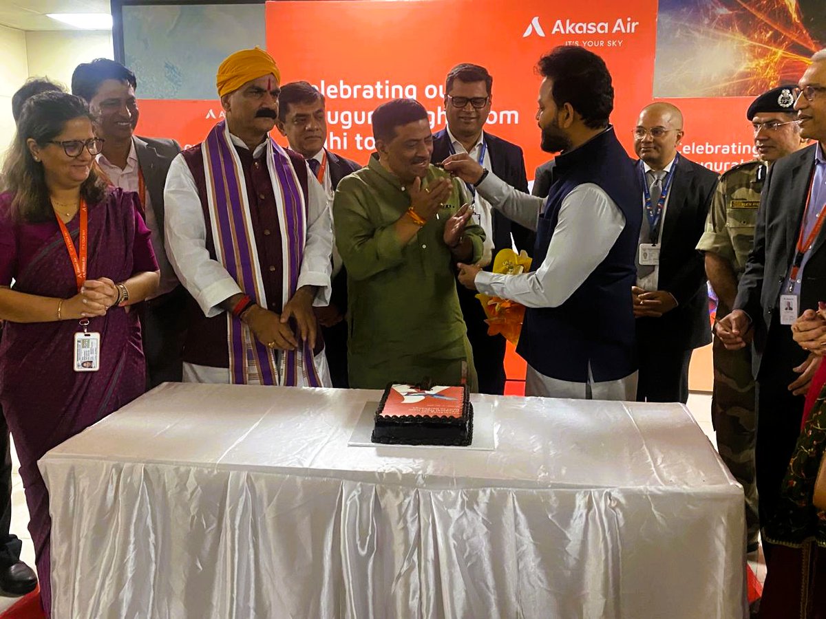 SanjayJhaBihar's tweet image. आज नई दिल्ली से दरभंगा के लिए #AkasaAir की उड़ान सेवा का नई दिल्ली एयरपोर्ट पर आयोजित कार्यक्रम में माननीय केंद्रीय नागरिक उड्डयन मंत्री @RamMNK जी और दरभंगा के सांसद @gopaljeebjp जी के साथ शुभारंभ किया। इस मौके पर @AAI_Official और @AkasaAir  के कई वरीय अधिकारी भी मौजूद थे।

हमें…