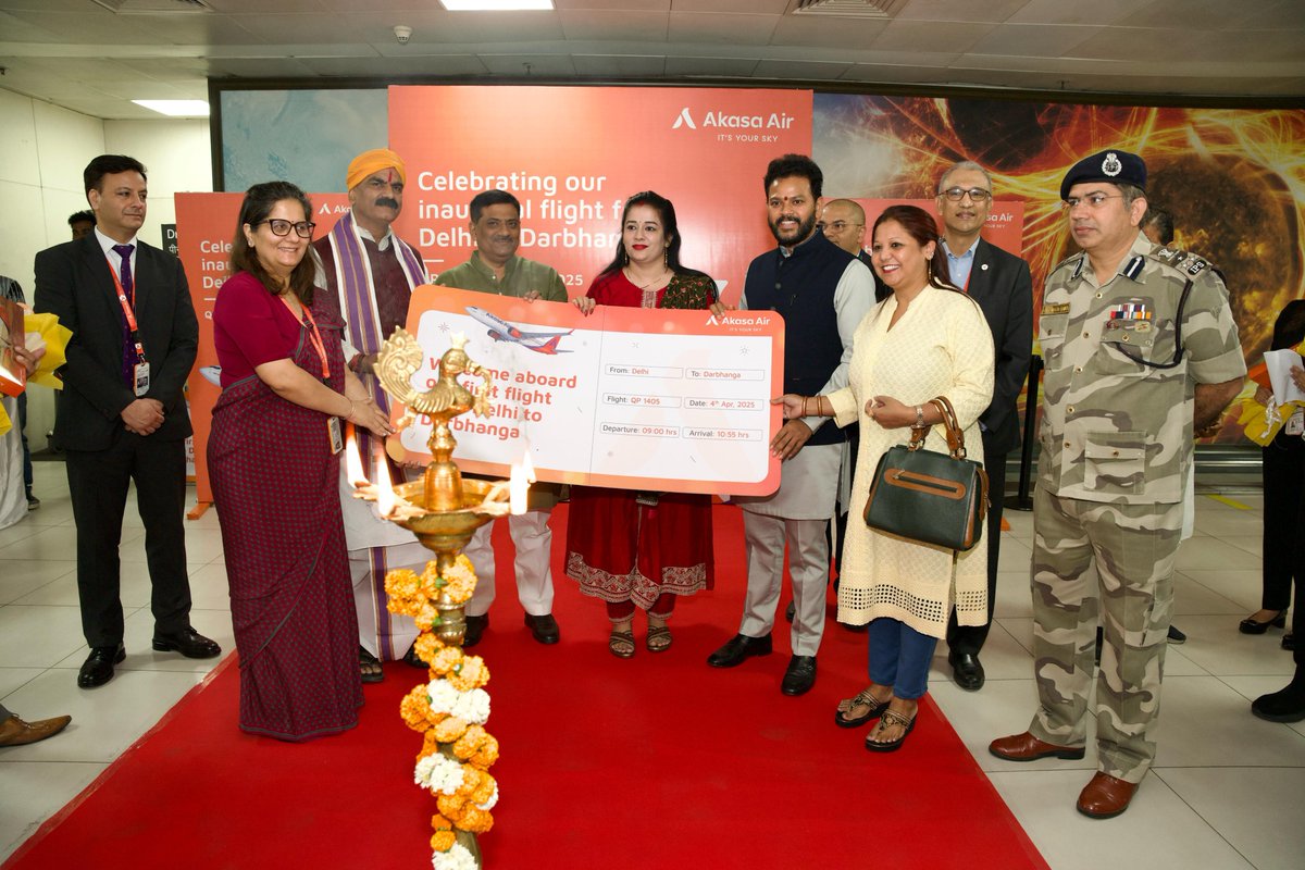 SanjayJhaBihar's tweet image. आज नई दिल्ली से दरभंगा के लिए #AkasaAir की उड़ान सेवा का नई दिल्ली एयरपोर्ट पर आयोजित कार्यक्रम में माननीय केंद्रीय नागरिक उड्डयन मंत्री @RamMNK जी और दरभंगा के सांसद @gopaljeebjp जी के साथ शुभारंभ किया। इस मौके पर @AAI_Official और @AkasaAir  के कई वरीय अधिकारी भी मौजूद थे।

हमें…