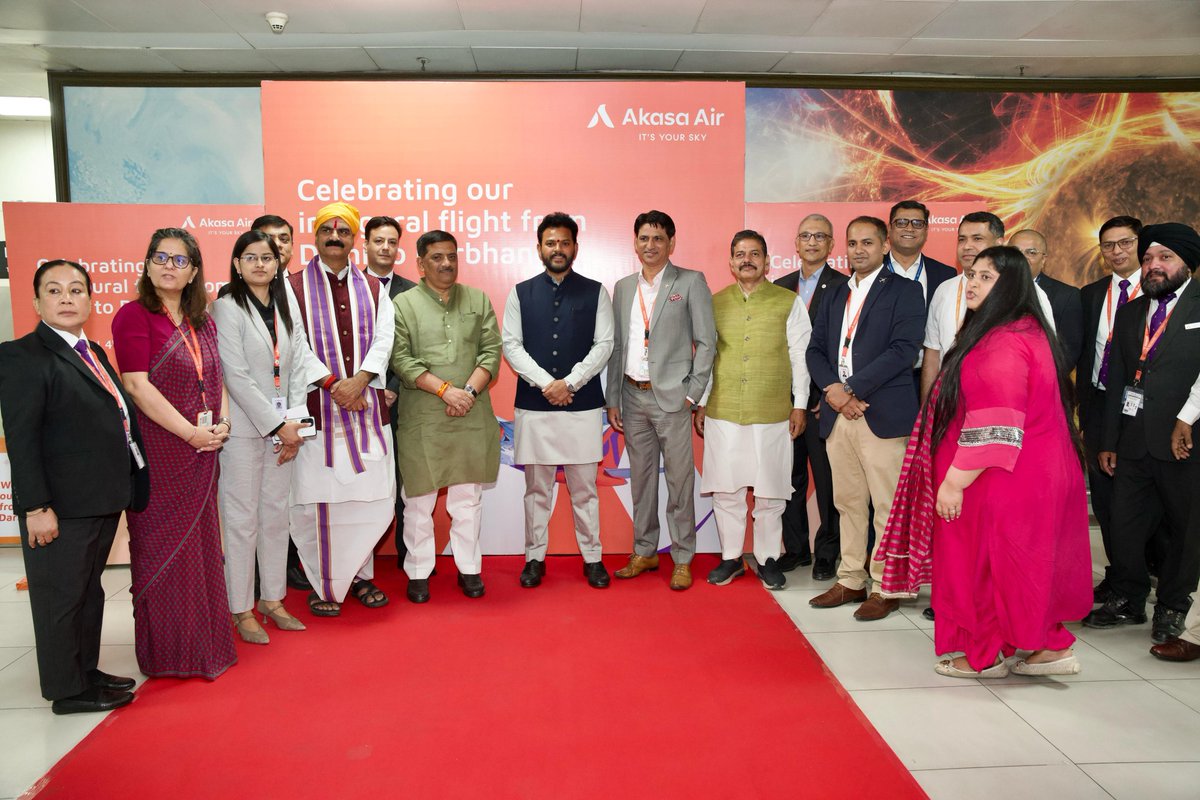 SanjayJhaBihar's tweet image. आज नई दिल्ली से दरभंगा के लिए #AkasaAir की उड़ान सेवा का नई दिल्ली एयरपोर्ट पर आयोजित कार्यक्रम में माननीय केंद्रीय नागरिक उड्डयन मंत्री @RamMNK जी और दरभंगा के सांसद @gopaljeebjp जी के साथ शुभारंभ किया। इस मौके पर @AAI_Official और @AkasaAir  के कई वरीय अधिकारी भी मौजूद थे।

हमें…