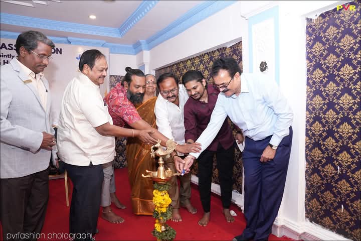మిమిక్రీ వెల్ఫేర్ అసోసియేషన్ ఆధ్వర్యంలో "మిమిక్రీ మేళ" 
మిమిక్రీ ఆర్టిస్టులు అందరూ కలిసి సందడి చేశారు <a href="/mimicry/">Mimicry</a>