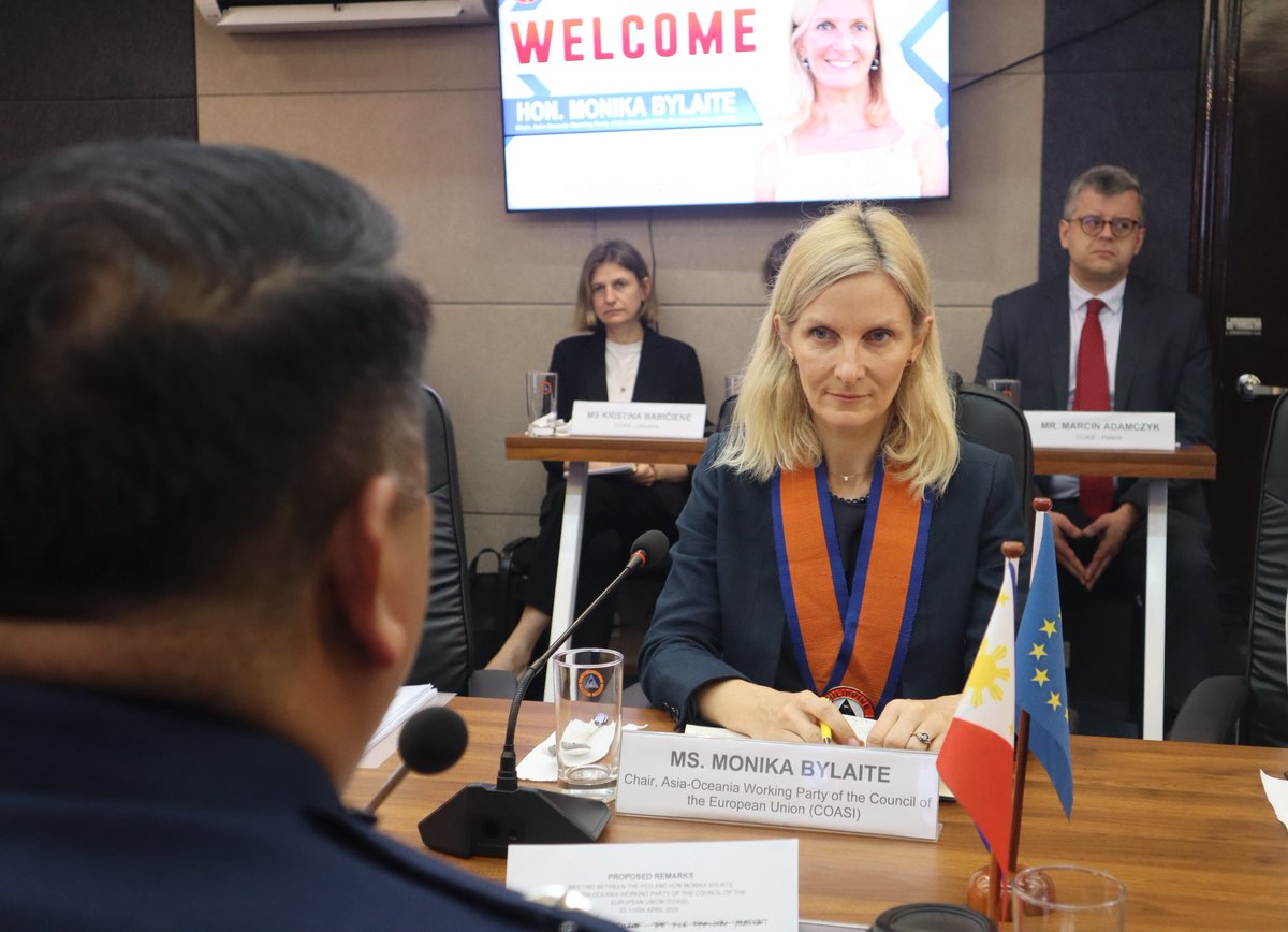 𝐋𝐎𝐎𝐊: On behalf of the CPCG, Admiral Ronnie Gil L Gavan PCG, the Commander CGSSIAC, Commodore Rommel Supangan PCG, welcomed Ms. Monika Bylaite in her courtesy visit at the Port Area, Manila, yesterday, 03 April 2025.

✍️tinyurl.com/4u4yh6cv

#DOTrPH 🇵🇭
#CoastGuardPH