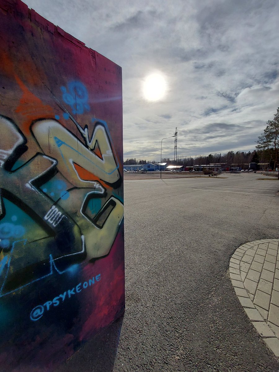 Silmät auki uuteen päivään. Ihana herätä. Utelias kun olen, niin kiva katsoa mitä kaikkea tänään tulee opittua. Annan mielikuvituksen liitää korkealla ja vieläkin korkeammalla, missä unelmat asuu.
