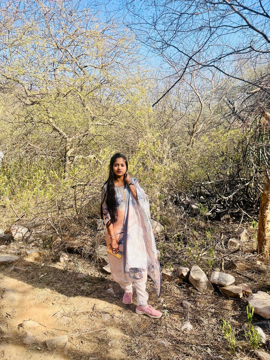 इंसान तब तक सलामत रहता है.. जबतक वह परिवार से जुड़ा रहता है.. क्योकि, परिवार से अलग होने के बाद आजादी तो मिल जाती है लेकिन.. संस्कार चले जाते है.. 💫