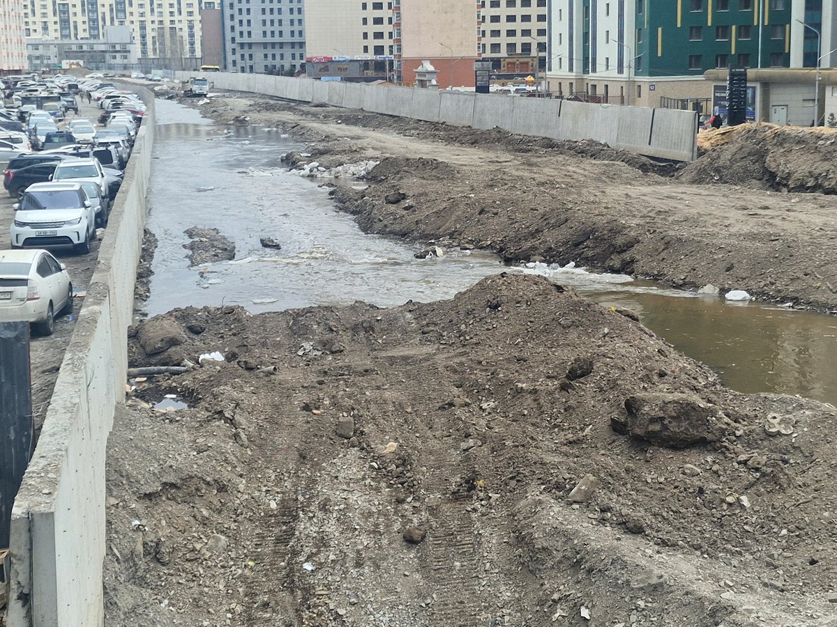 Хүний хүүхдүүдийн голын эрэг vs Нямбаагийн хийж байгаа ажил... 🤢