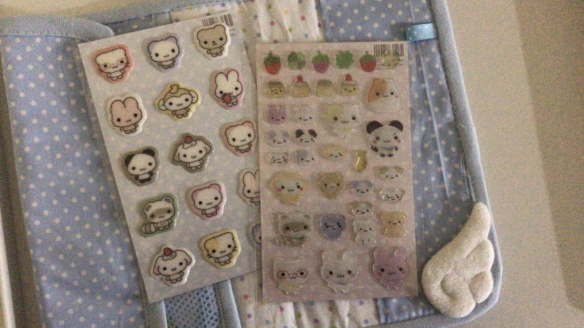 #rt

오늘이 조금 더 즐거운 날이 되었으면 해서! (｡･ω･)ﾉﾞ
알티 추첨 네 분께 출시 전인 케이스 4종 중 하나, 새로운 스티커 2종을 보내 드립니다 🎶