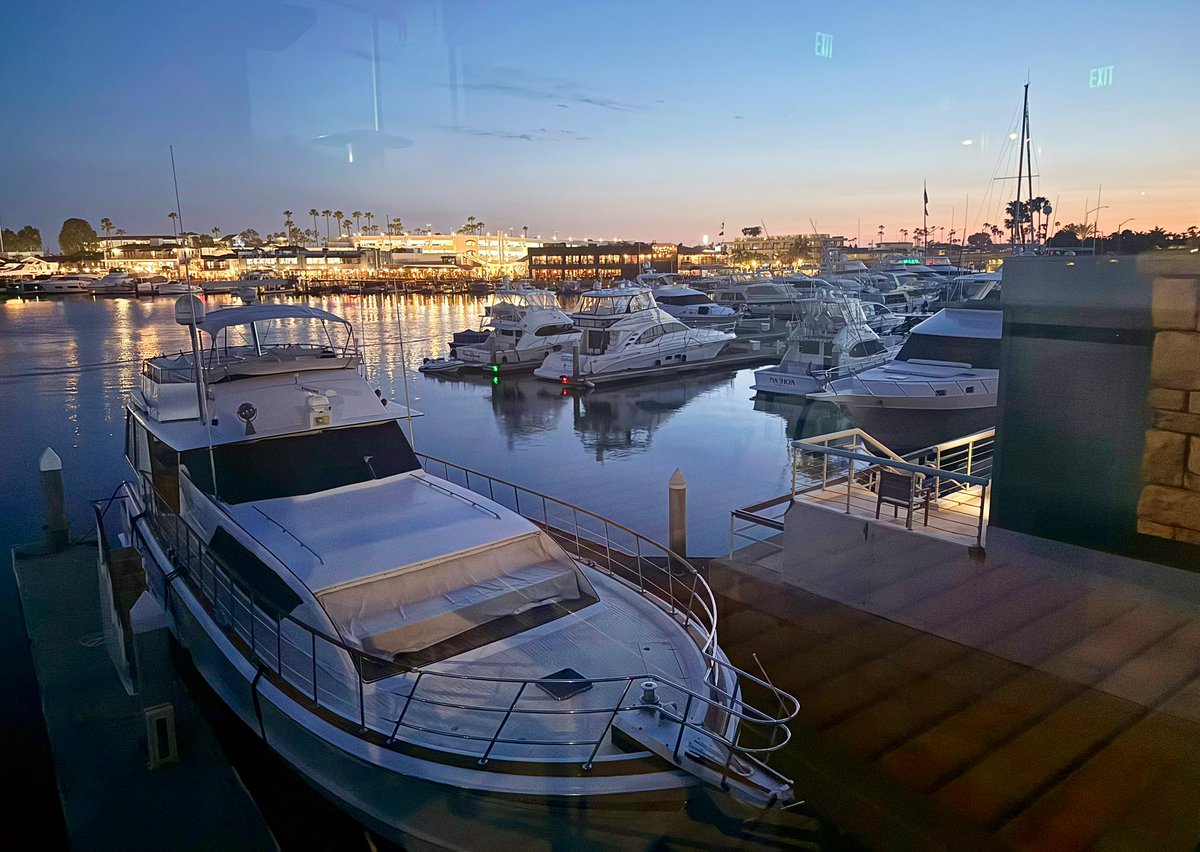 purviparwani's tweet image. What a gorgeous place to give a talk 😎 
#NewPortBeach #Socal #Sunset