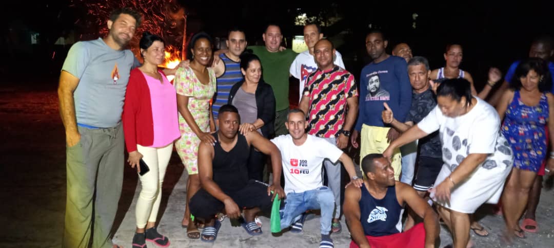 Estudiantes de la Universidad del Partido Comunista de Cuba "Ñico López" esperando el 4 de abril, recordando con nostalgia aquella etapa en que transitamos por la #UJCdeCuba pero sintiendonos #SiempreJoven #CienfuegosXMásVictorias