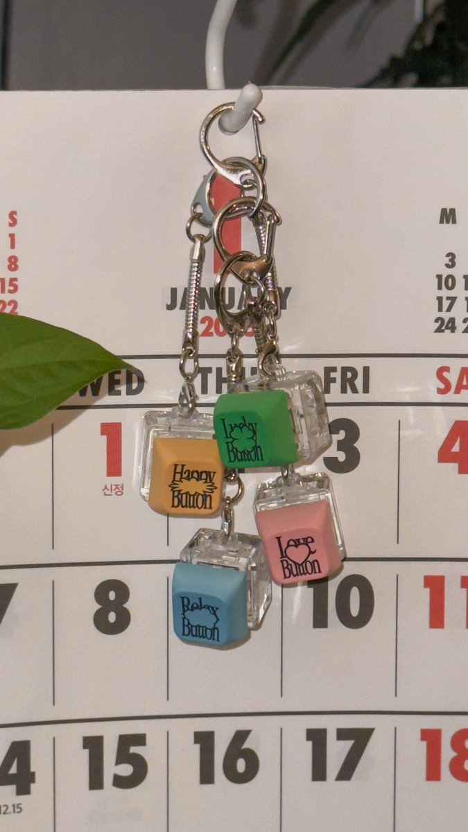 non_direction_'s tweet image. 🎉좋은 날 기념 이벤트 .. 🎉 
모든게 불안정했던 연말, 나 이런게 좀 필요한데.. 라는 맘으로 만든 🍀럭키☁️릴렉스☀️해피💗러브 버튼키링들...이제 새해가 시작되는 것만 같아요.... 

🎁RT추첨 5분께 4종세트를 선물해드립니다. 
꺄하ㅏㅏ~!~!!~!🎊 

🔗sixshop.com/dayoffproject/… 

❣️당발은 4/8!!!!